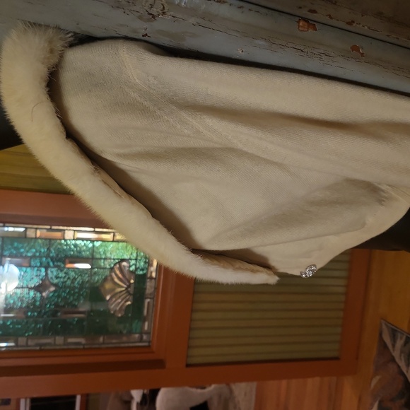 VINTAGE CREAM SWEATER WITH RHINESTONE CLOSURES. - Picture 4 of 14
